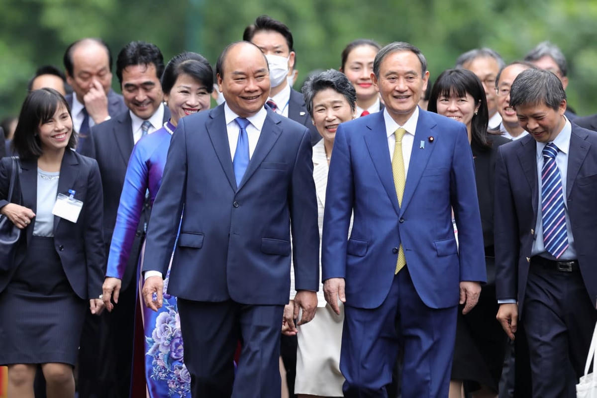 Thủ tướng Nguyễn Xuân Phúc và Phu nhân, Thủ tướng Nhật Bản Suga Yoshihide và Phu nhân tại lễ đón. Ảnh: Quang Vinh.
