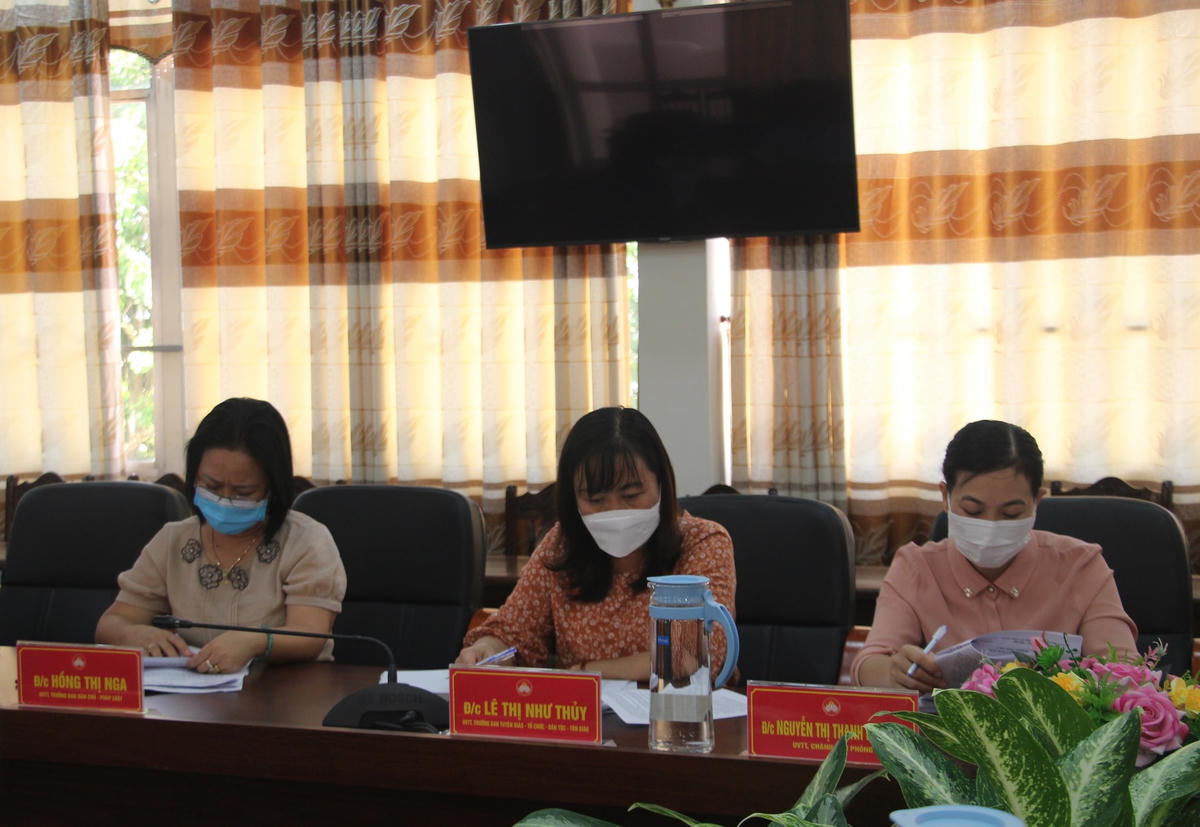 Các đại biểu tham dự buổi báo cáo kết quả tiếp nhận và phân bổ tiền, hàng cứu trợ.