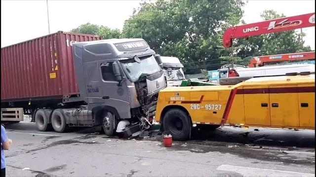 Hiện trường vụ tai nạn kinh hoàng, chiếc xe container 