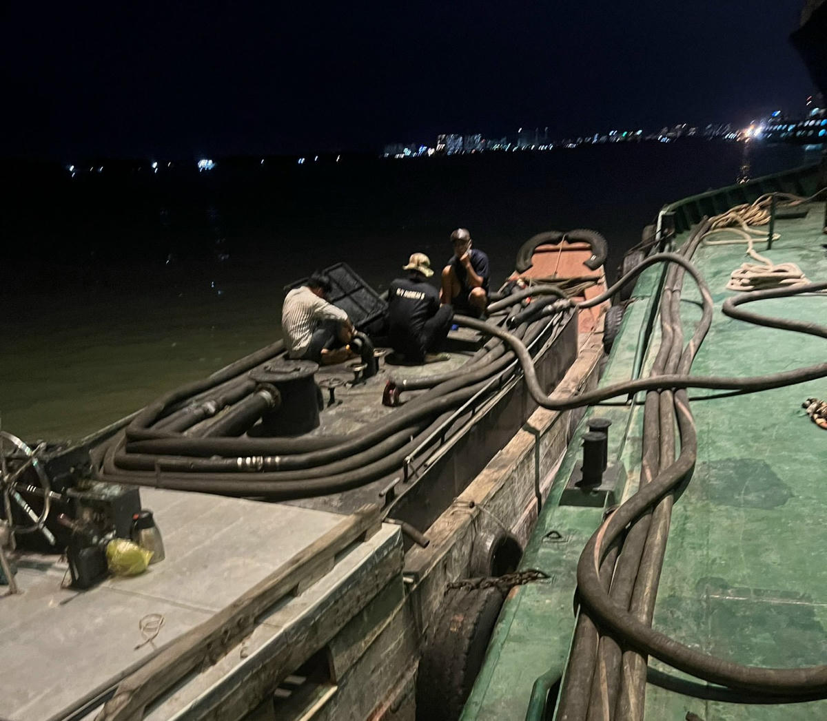 Thủy đoàn II (Cục CSGT) phối hợp bắt quả tang 3 phương tiện thủy mua bán trái phép trên 91 ngàn lít dầu FO.
