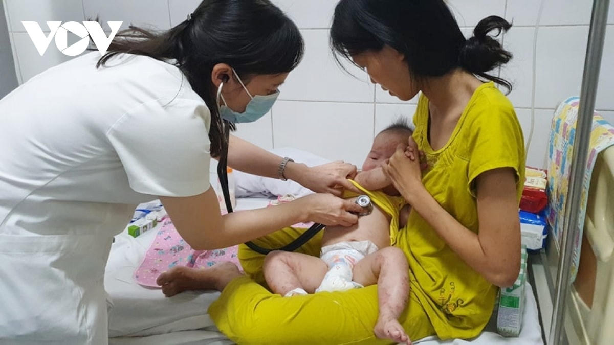 BS Đặng Thị Thúy thăm khám cho bệnh nhi mắc tay chân miệng.