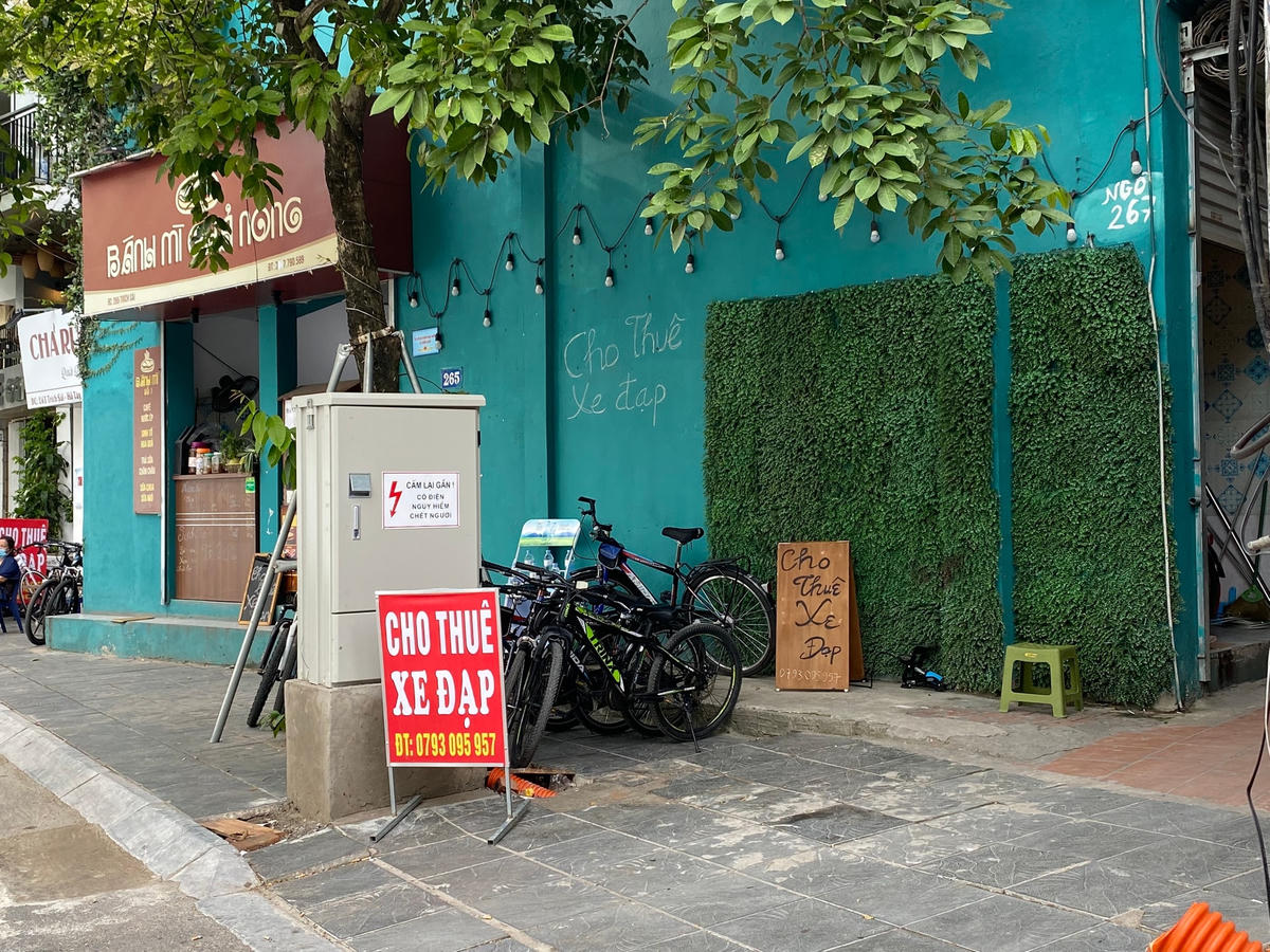 Người dân tấp nập đạp xe quanh hồ Tây khi một số hoạt động được ‘nới lỏng’