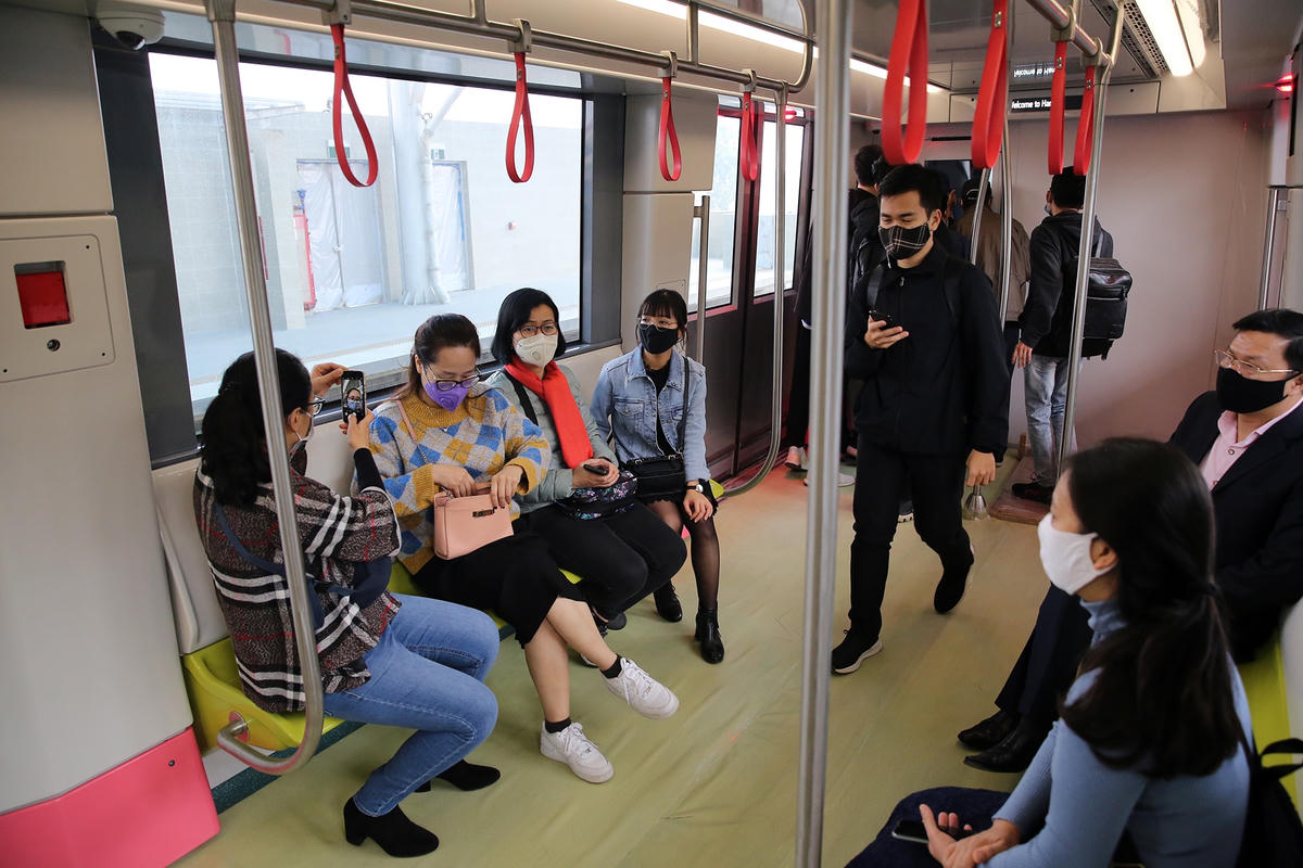 Người dân thích thú khi được ngồi trong khoang tàu metro Nhổn - Ga Hà Nội ngày 23/1.