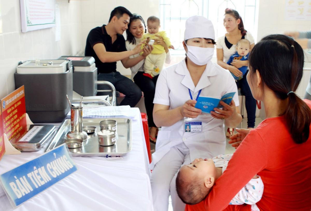 Tiêm vaccine đầy đủ, đúng lịch giúp trẻ được phòng bệnh nguy hiểm.
