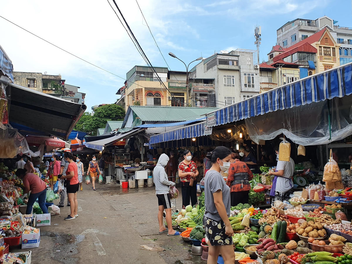Theo ông Hoa Chiến Thắng, thành viên Ban quản lí chợ Nghĩa Tân, số người dân đến chợ cũng chỉ xấp xỉ mọi ngày, không có sự đột biến. Các mặt hàng bày bán tại chợ tuy có đa dạng hơn để phục vụ nhu cầu cúng rằm của người dân nhưng giá cả vẫn bình ổn, không có gì biến động.