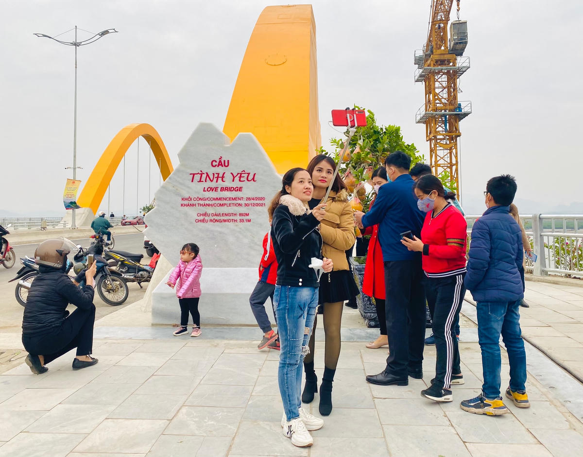 Cây cầu “hot” nhất Quảng Ninh thu hút rất nhiều người dân đến tham quan, chụp ảnh bởi cái tên rất “kêu”.