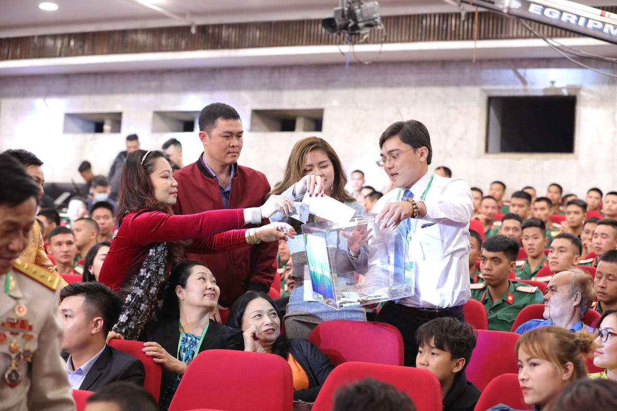 Khách mời tham dự Chương trình ủng hộ đồng bào miền Trung. Ảnh: Quang Vinh.
