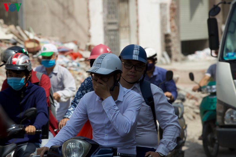 Anh Hoàng Việt (nhân viên văn phòng) chia sẻ: “Trước khi thi công thì đường này ùn tắc thôi, giờ thì có thêm bụi bẩn gây nên ô nhiễm không khí trầm trọng tại đây".