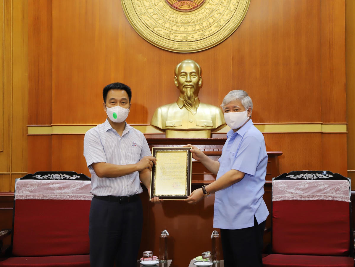 Chủ tịch Đỗ Văn Chiến trao thư cảm ơn Tổng công ty Truyền tải điện Quốc gia.