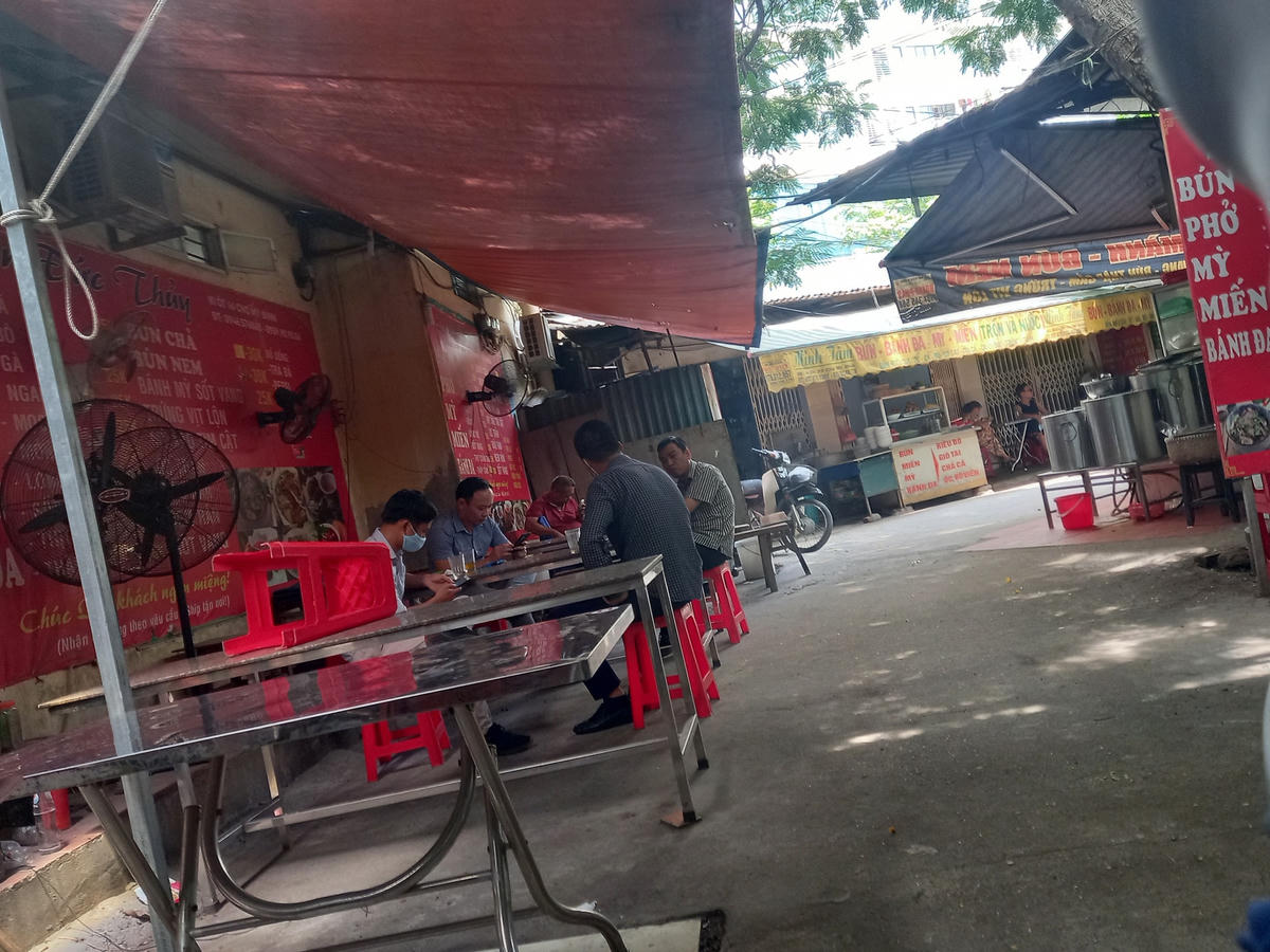 Bên trong chợ Mỹ Đình (quận Nam Từ Liêm).