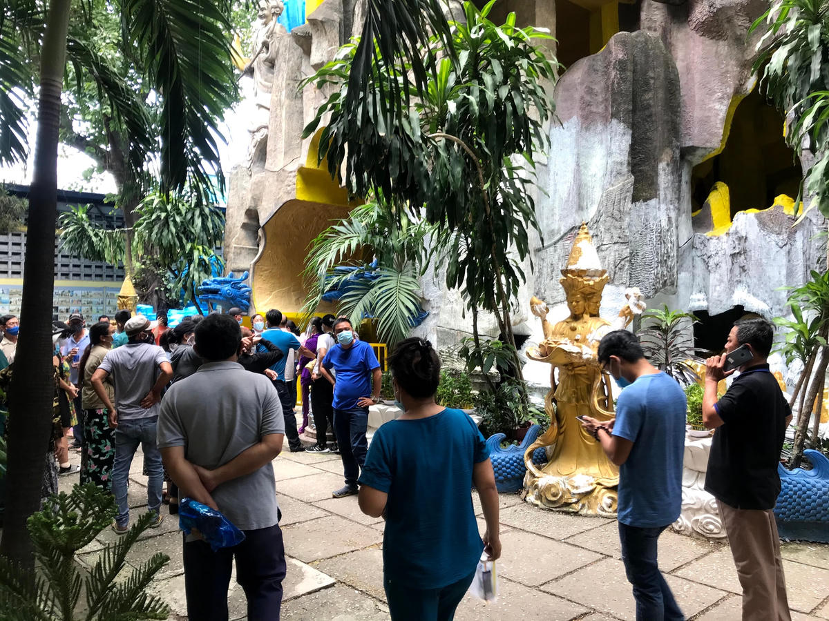 Người dân lo lắng bức xúc tập trung ở Chùa Kỳ Quang 2. Ảnh: Đoàn Xá. 