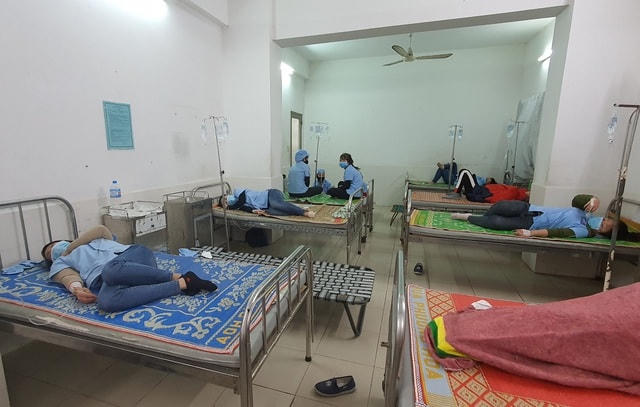 Theo các công nhân, trong bữa ăn trưa món nấm có mùi lạ.  