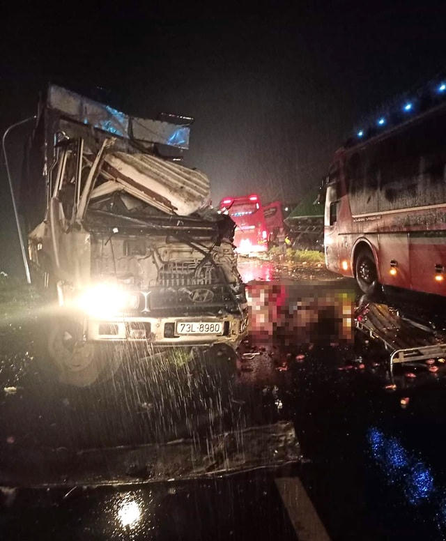 Tài xế xe tải tử vong sau cú đâm trực diện của xe khách.