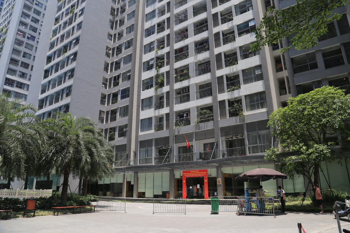Hơn 2.300 cư dân trong khu đô thị Times City (Hà Nội) được yêu cầu tạm thời không rời khỏi nơi cư trú, sau khi chính quyền ghi nhận ca nghi nhiễm ở đây.