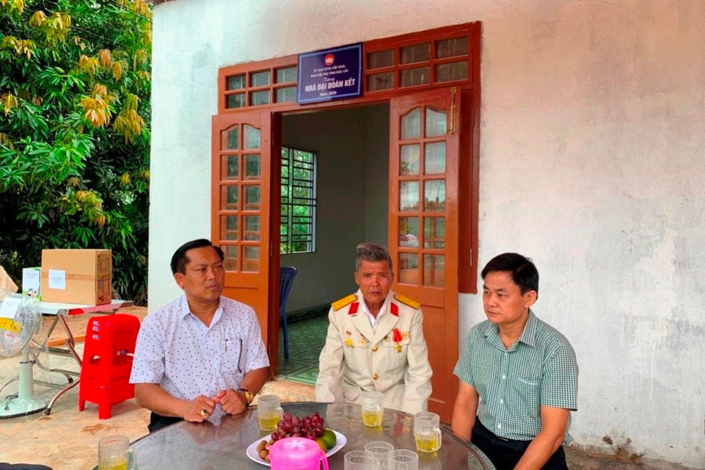 Ủy ban MTTQ Việt Nam huyện Ea Súp bàn giao nhà Đại đoàn kết cho gia đình ông Phạm Văn Vậy.