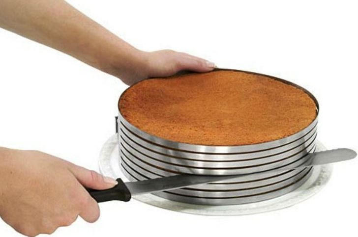 Khuôn chuyên dụng để thái bánh thành những lát hoàn hảo.  