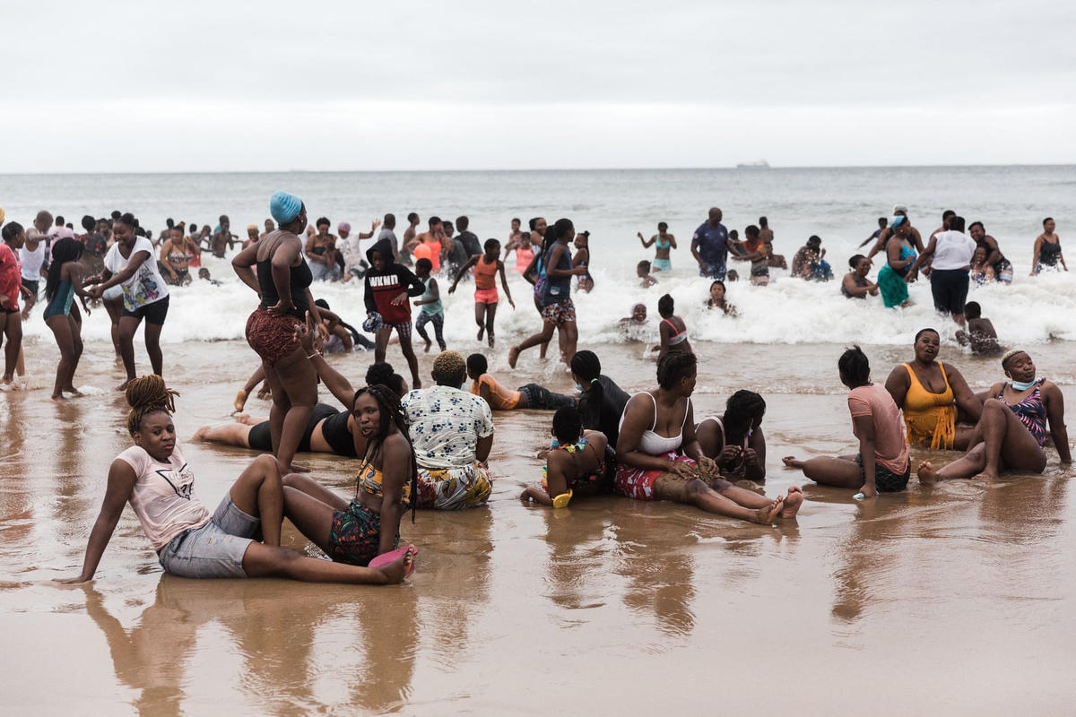Mọi người bơi dọc theo bãi biển Golden Mile của thành phố Durban, Nam Phi. Ảnh: The Guardian.