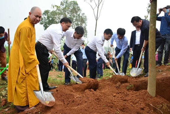 Các đại biểu trồng cây hoa ban sau lễ phát động.
