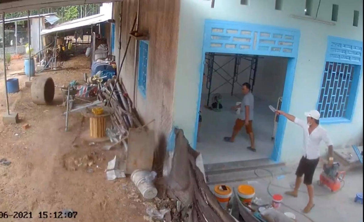 Nguyễn Văn Đệ cầm dao xông vào nhà anh Hiếu. Ảnh: CTV.