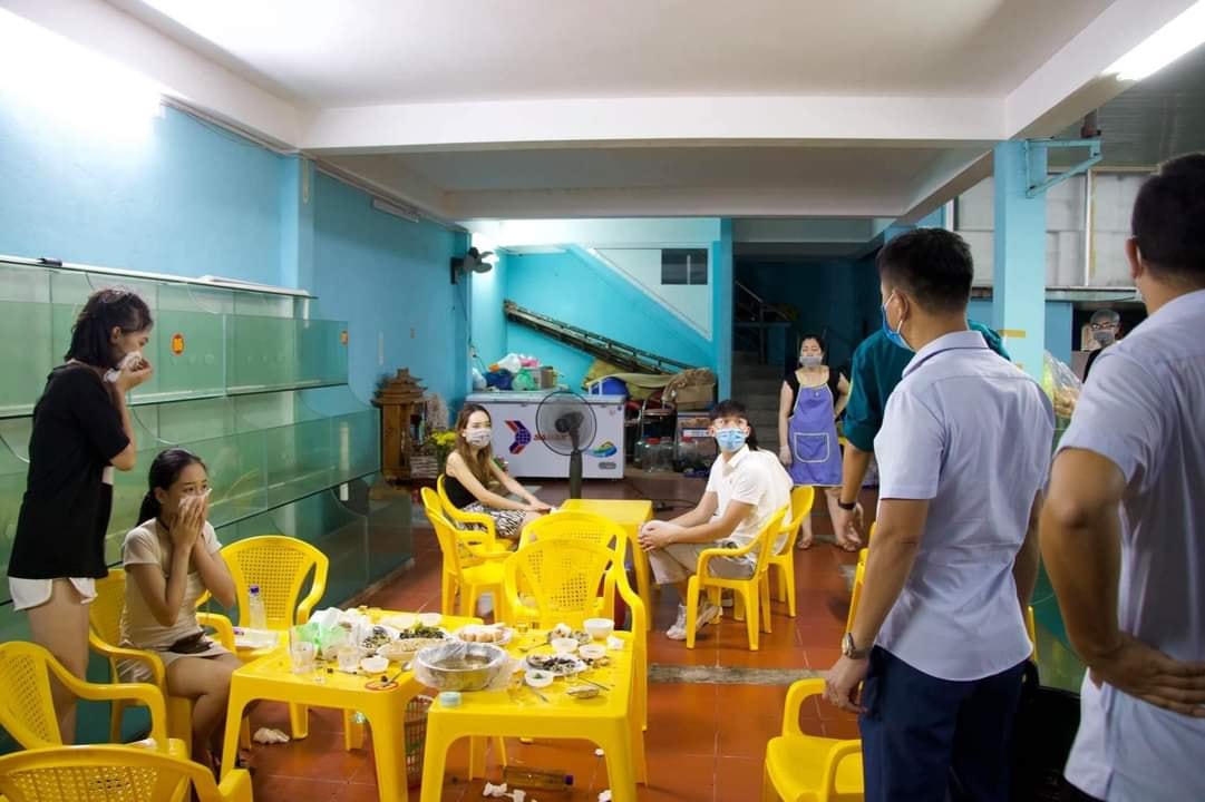 UBND phường Ka Long (TP Móng Cái) cũng ra quyết định xử phạt hành chính 11 công dân tụ tập ăn uống tại quán ốc Cô Oanh với tổng số tiền 24 triệu.