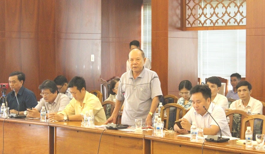 Các phóng viên, nhà báo, đặt ra câu hỏi với lãnh đạo các sở, ngành, địa phương của tỉnh Khánh Hòa.