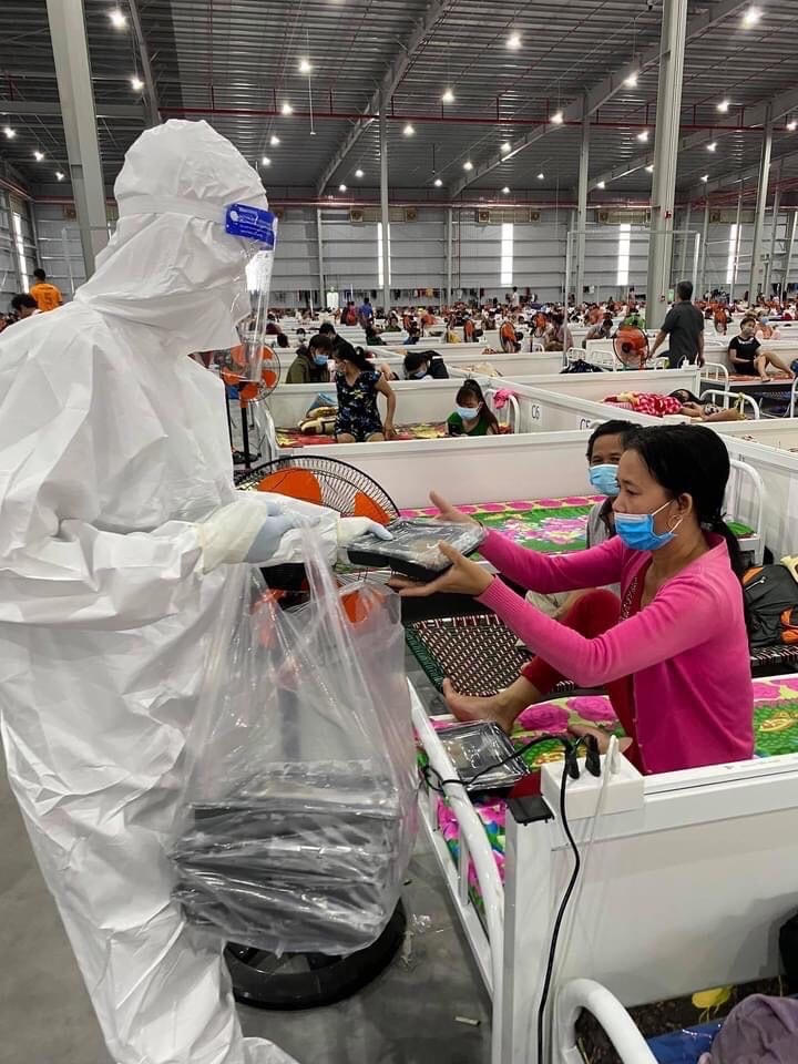 Tình nguyện viên, phục vụ bệnh nhân tại Khu điều trị dã chiến Thới Hòa, TX.Bến Cát.