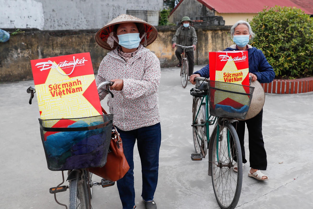 Người dân xã Xuân Hồng, Xuân Trường (Nam Định) nhận quà của Báo Đại Đoàn Kết.