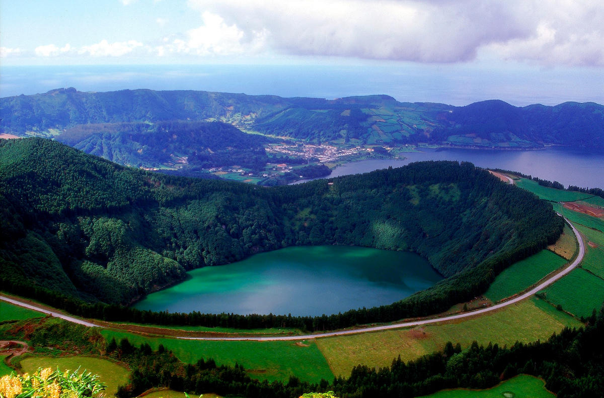 Azores nổi tiếng với những ngọn núi lửa xinh đẹp. Ảnh: Azores.
