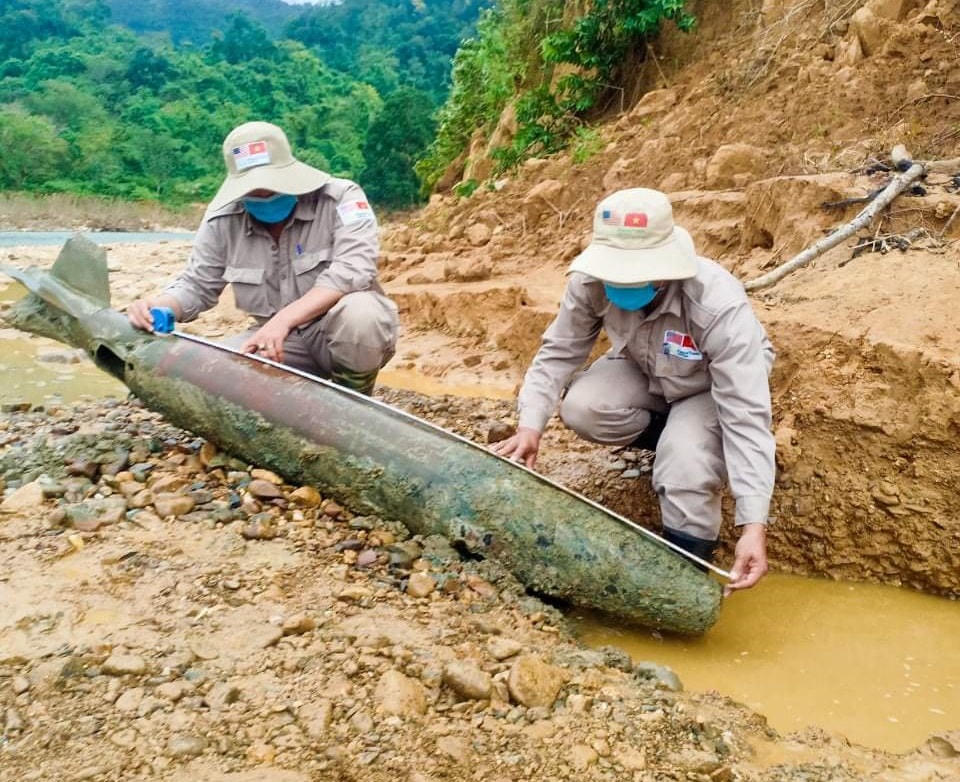Một trong 2 quả bom được phát lộ sau đợt mưa lớn xã Hướng Lập. Ảnh: Cây Hoà Bình Việt Nam.