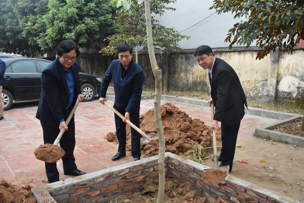Phó Tổng Biên tập Phụ trách Lê Anh Đạt cùng các đại biểu trồng cây lưu niệm tại Nhà truyền thống cách mạng Xuân Kỳ.