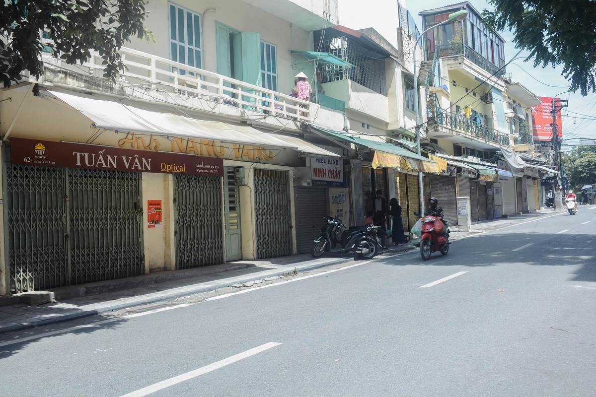 Dạo quanh phố cổ Hà Nội thời điểm này, hàng loạt cửa hàng kinh doanh quần áo, quán ăn... tiếp tục đóng cửa vì dịch Covid-19.