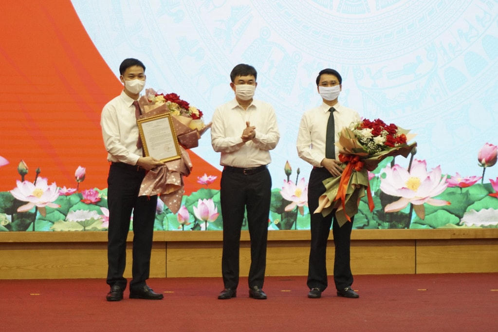Ông Ngô Hoàng Ngân, Phó Bí thư Thường trực Tỉnh ủy trao Quyết định và tặng hoa chúc mừng ông Phạm Văn Thành và ông Nguyễn Văn Công. Ảnh: Báo Quảng Ninh.