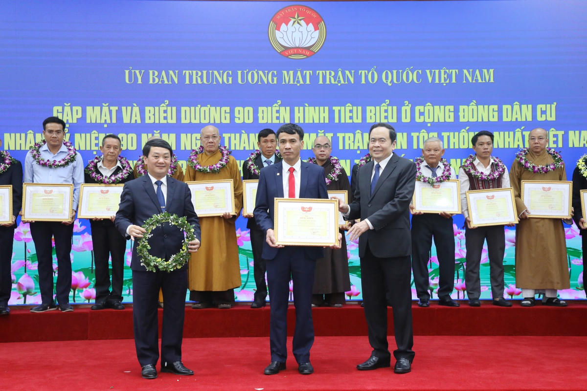 Chủ tịch Trần Thanh Mẫn, Phó Chủ tịch - Tổng Thư ký Hầu A Lềnh tặng hoa và Bằng khen cho các điển hình tiêu biểu. Ảnh: Quang Vinh.