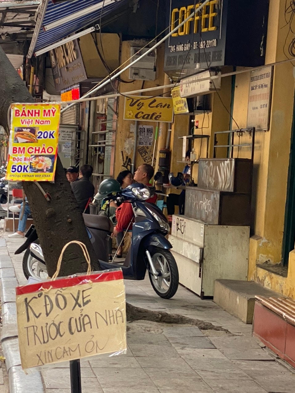 Một số quán cafe nhỏ trên phố cổ vẫn bày bán ghế bên ngoài, người ngồi không đeo khẩu trang. Ảnh: L.A..