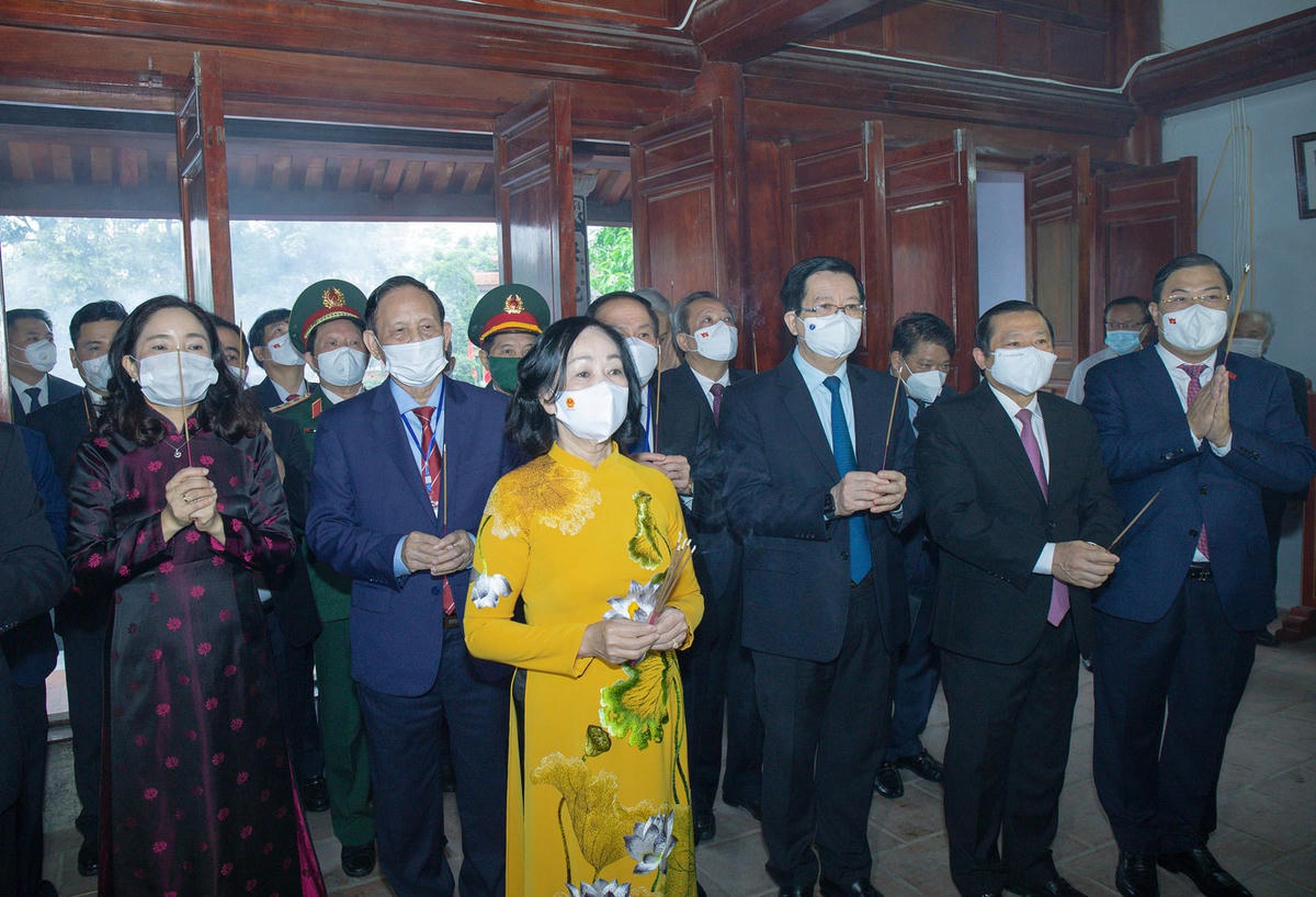 Trưởng Ban Tổ chức Trung ương Trương Thị Mai cùng đoàn cán bộ các ban, bộ, ngành ở Trung ương đã tới dâng hương tại Nhà lưu niệm đồng chí Lê Đức Thọ