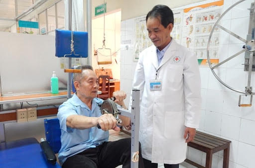 Tập luyện hồi phục chức năng sau đột quỵ đòi hỏi rất kiên trì. Nguồn: BV Nhân dân 115.