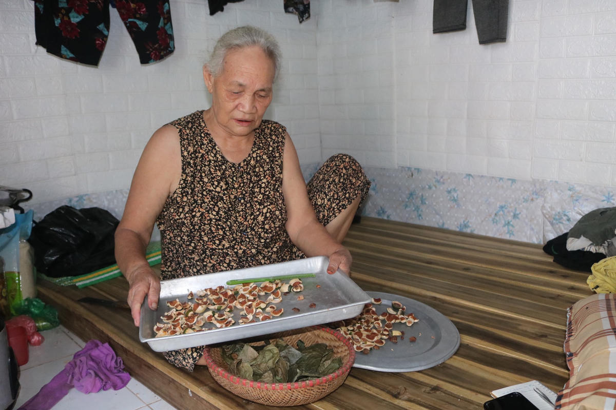 Cụ Ngoan bên mâm trầu được người dân trên địa bàn phương cho tặng.