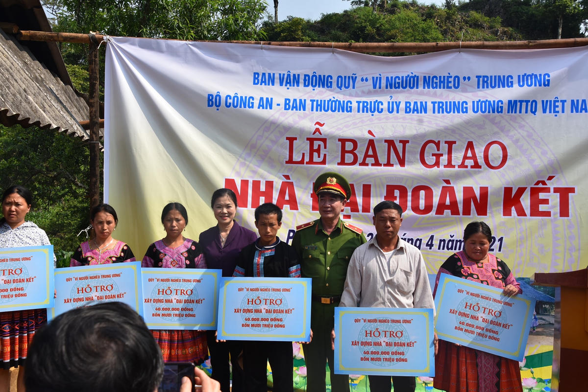 Phó Chủ tịch Trương Thị Ngọc Ánh trao hỗ trợ xây dựng nhà Đại đoàn kết cho các hộ gia đình có hoàn cảnh khó khăn.
