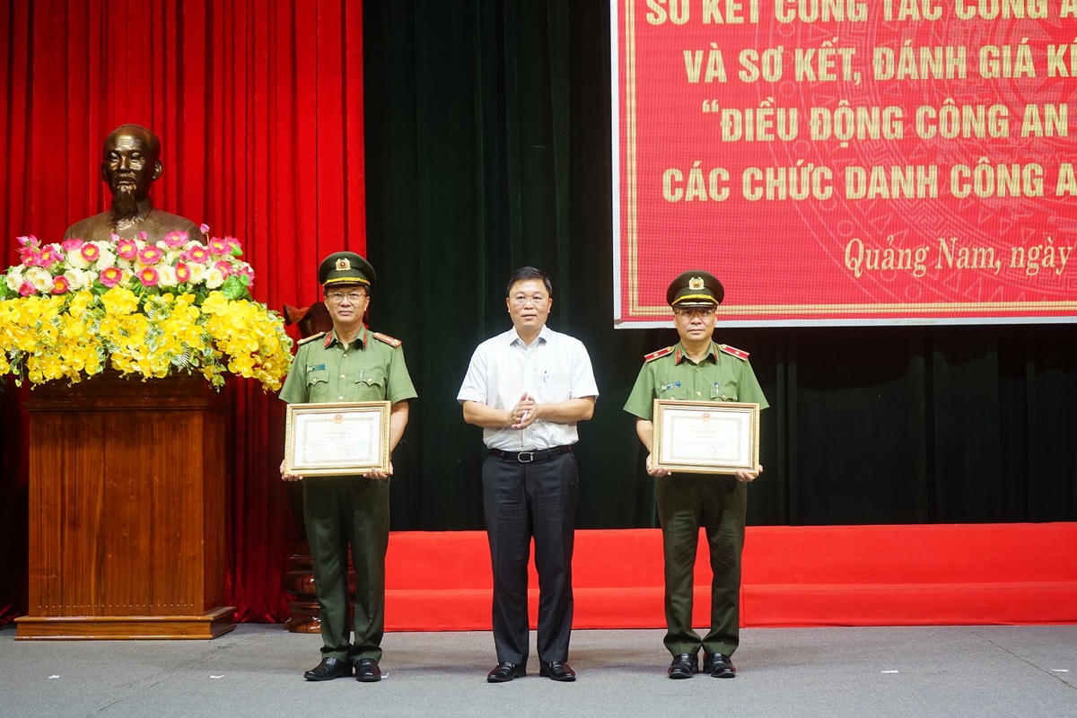 Chủ tịch tỉnh tặng Bằng khen cho Thiếu tướng Nguyễn Đức Dũng và Thượng tá Nguyễn Thành Long, Phó Giám đốc Công an tỉnh.