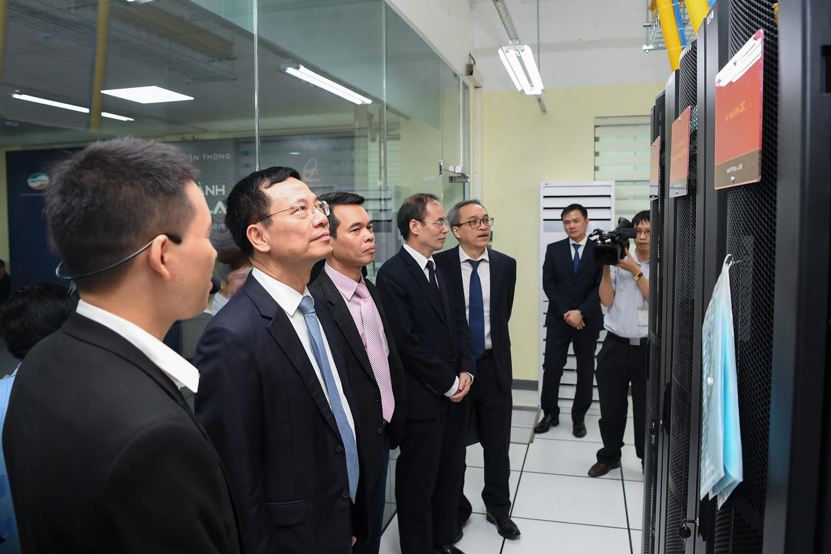 Bộ trưởng Bộ TTTT, đại diện Viettel và lãnh đạo nhà trường tham quan phòng Lab.