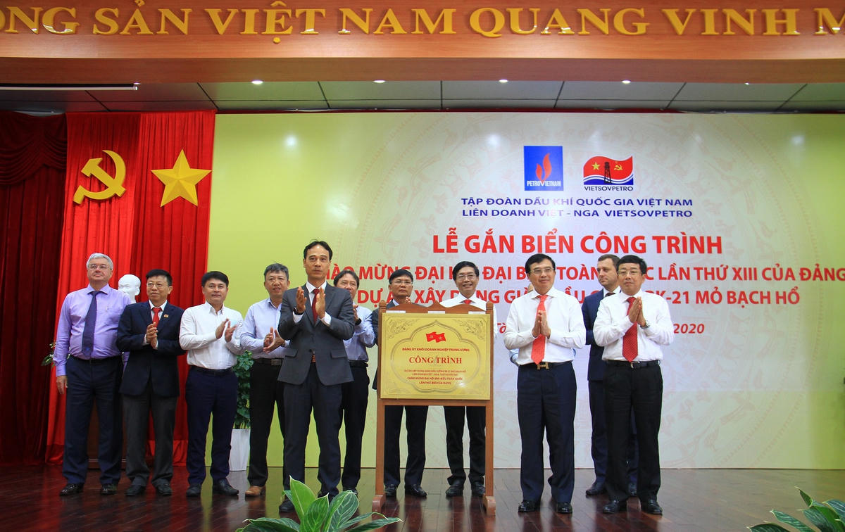 Lãnh đạo Petrovietnam trong buổi lễ gắn biển công trình.