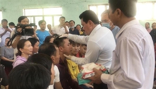 Ông Võ Hoàng Yên lúc chữa bệnh cho người dân huyện Bình Sơn.