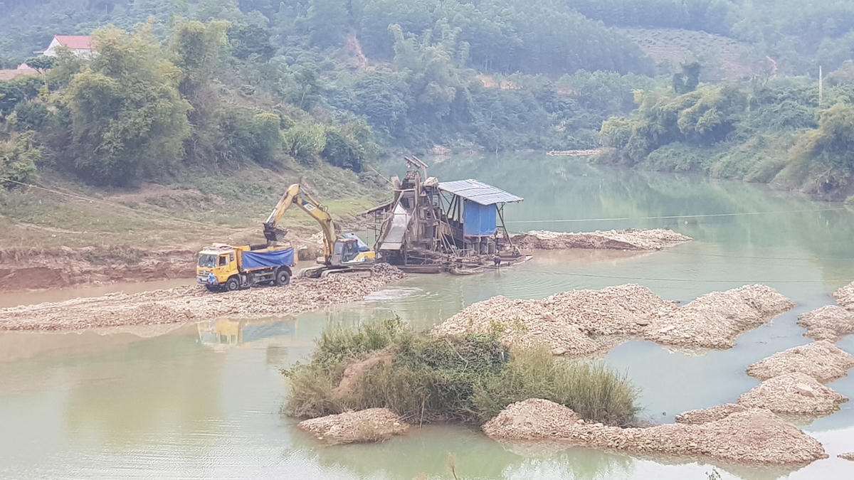 Khai thác khoáng sản khiến lòng sông Cẩm Đàn bị biến dạng. Ảnh: Hà An.