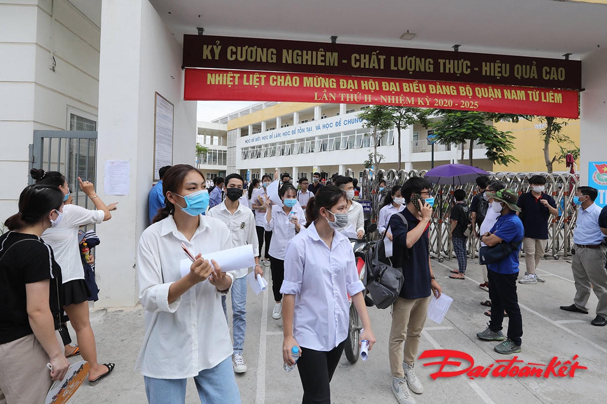 Đúng 9h35, tiếng trống báo hiệu hết giờ làm bài môn Ngữ Văn vang lên, các thí sinh kết thúc môn thi đầu tiên và bước ra khỏi cổng trường.