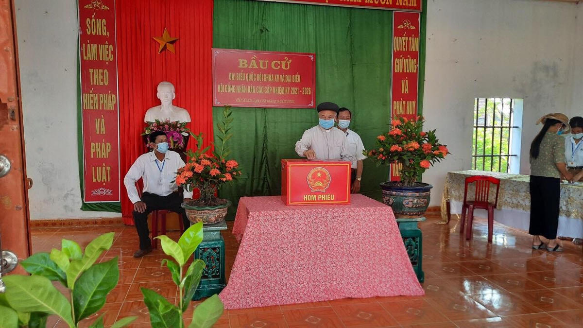 Linh mục Phạm Hoan Đạo, nhà lưu dưỡng xứ Xuân Hóa (xã Hải Xuân, Hải Hậu) bỏ phiếu.