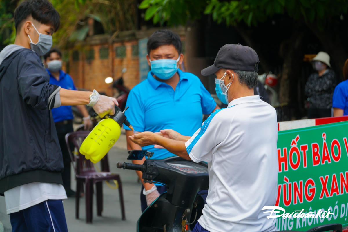Sát khuẩn tay là điều vô cùng quan trọng khi vào khu vực dân cư.