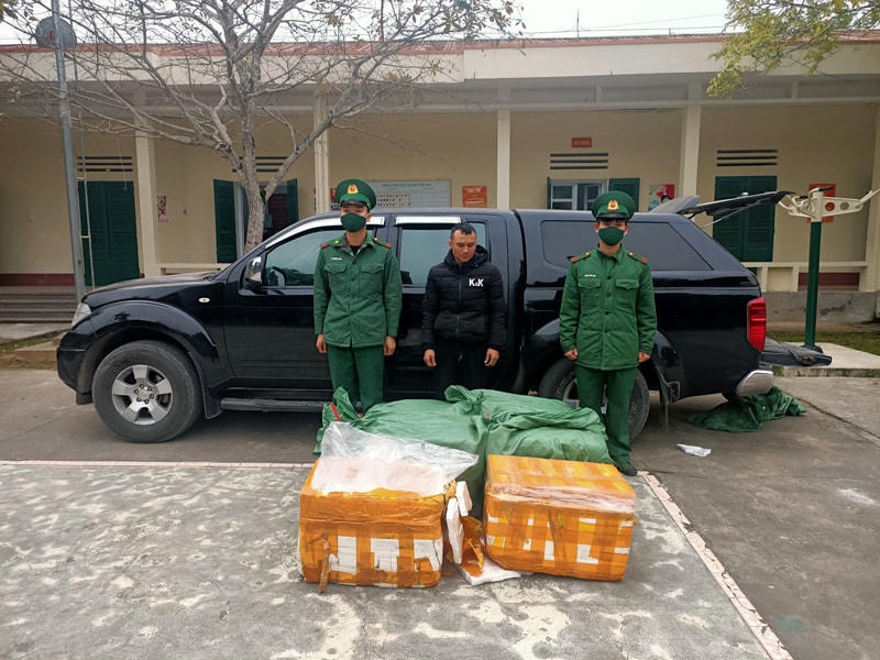 Đối tượng Nguyễn Văn Trung (giữa) cùng tang vật bị bắt giữ.