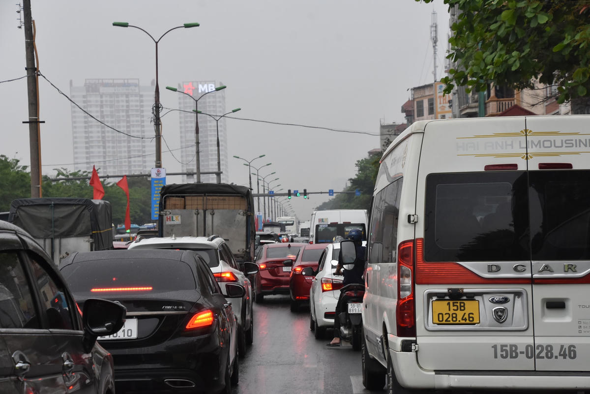 Hàng dài phương tiện nối đuôi nhau trên đường Giải Phóng.