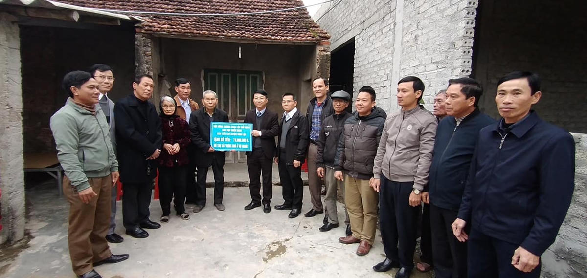 Chủ tịch UBND huyện Nghi Lộc Nguyễn Tiến Dũng trao nhà Đại đoàn kết.