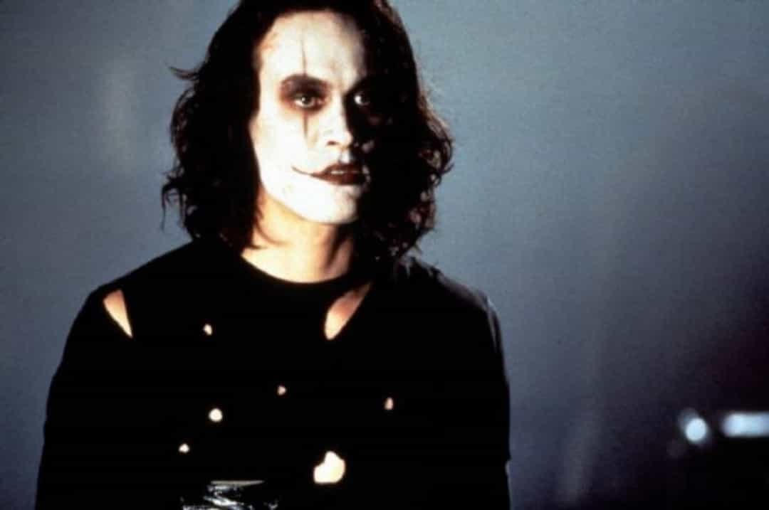 Brandon Lee đã mất mạng một cách thảm khốc khi đang quay phim "The Crow" vào năm 1993, anh đã bị bắn chết trên phim trường bằng một khẩu súng chống đạn thật.  